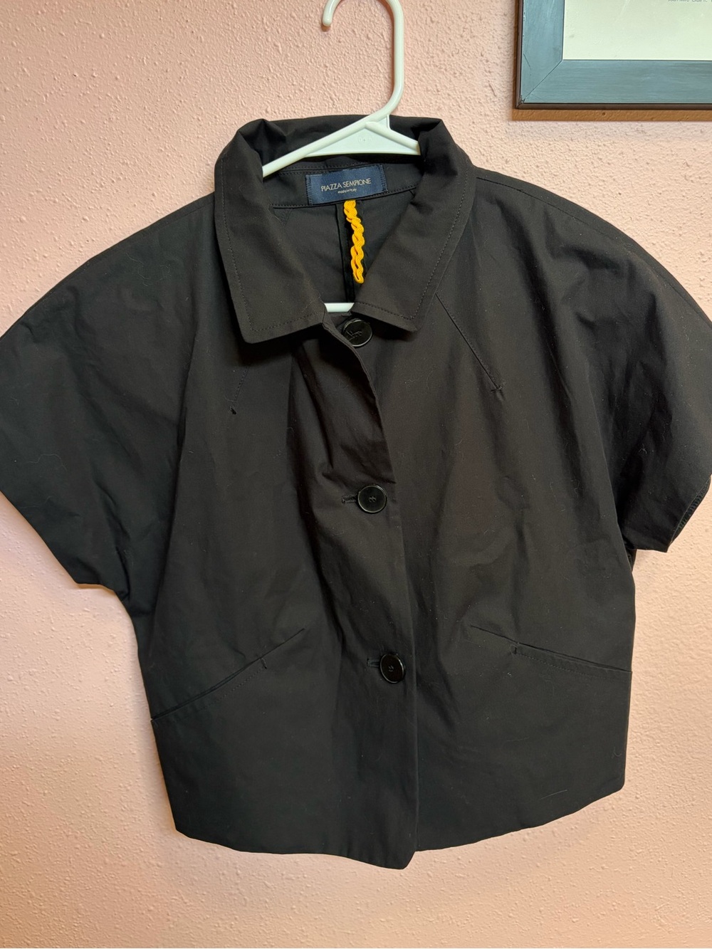 Black cropped jacket by the luxury Italian fashion brand Piazza Sempione.